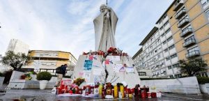 A los pies de la estatua al papa Juan Pablo II, en la plaza del hospital Gemelli, de Roma, se observan velas que feligreses llevan para pedir por la salud de Francisco. /Foto: Vatican News