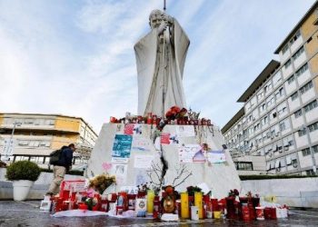 A los pies de la estatua al papa Juan Pablo II, en la plaza del hospital Gemelli, de Roma, se observan velas que feligreses llevan para pedir por la salud de Francisco. /Foto: Vatican News