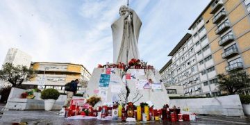A los pies de la estatua al papa Juan Pablo II, en la plaza del hospital Gemelli, de Roma, se observan velas que feligreses llevan para pedir por la salud de Francisco. /Foto: Vatican News