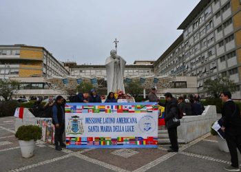 Un grupo de latinoamericanos llegó este sábado a la plaza del hospital Gemelli, de Roma, para pedir por la recuperación del Papa.