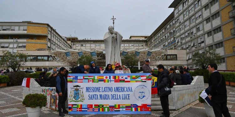 Un grupo de latinoamericanos llegó este sábado a la plaza del hospital Gemelli, de Roma, para pedir por la recuperación del Papa.
