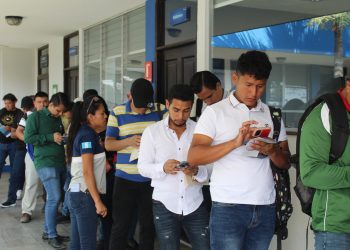 Jóvenes y adultos asisten a la Feria Nacional del Empleo en Chiquimula