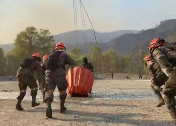 Ejército de Guatemala apoya en la mitigación de incendio en Quiché. /Foto: Ejército de Guatemala.
