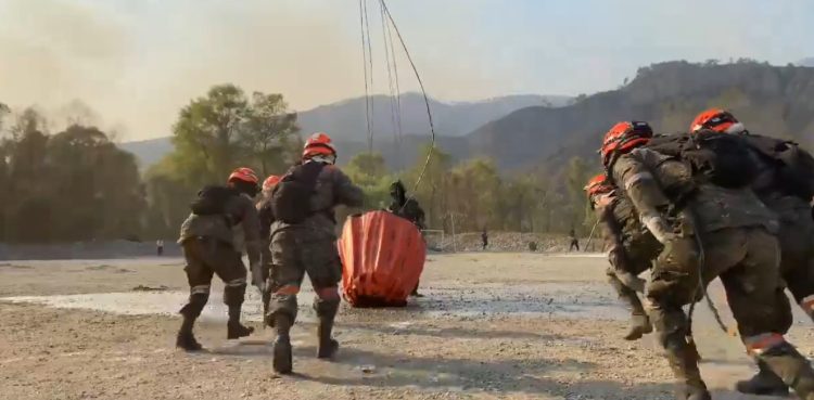 Ejército de Guatemala apoya en la mitigación de incendio en Quiché. /Foto: Ejército de Guatemala.