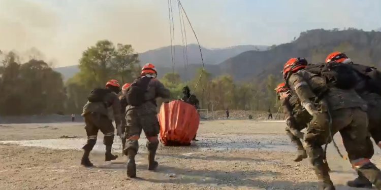 Ejército de Guatemala apoya en la mitigación de incendio en Quiché. /Foto: Ejército de Guatemala.