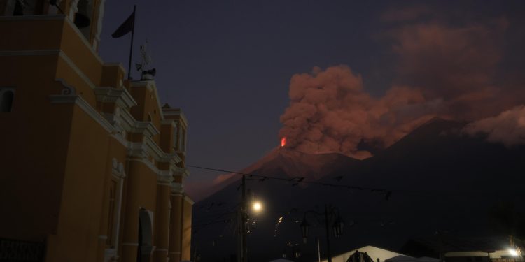 Inguat advierte a touroperadores de restricciones sobre el volcán de Fuego. / Foto: DCA.