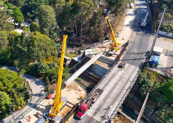 Grúas de gran tamaño trabajan en la colocación de vigas longitudinales del segundo puente que se construye en el km 17.5 de la ruta al Pacífico. /Foto: Covial