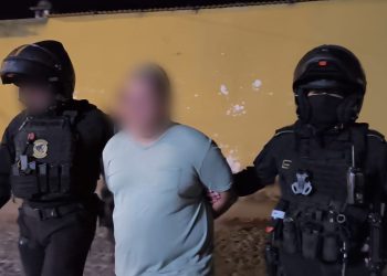 Agentes de la PNC trasladan a presunto integrante de la banda de secuestradores llamada "los Depredadores".