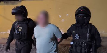Agentes de la PNC trasladan a presunto integrante de la banda de secuestradores llamada "los Depredadores".