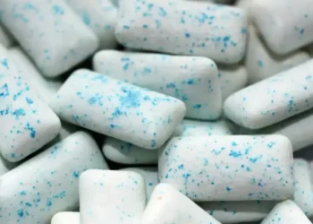 Los chicles liberan miles de piezas de microplástico en la boca y luego en el ambiente. / Foto: El Español.