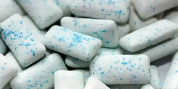 Los chicles liberan miles de piezas de microplástico en la boca y luego en el ambiente. / Foto: El Español.