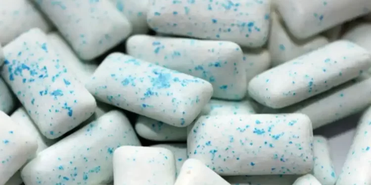 Los chicles liberan miles de piezas de microplástico en la boca y luego en el ambiente. / Foto: El Español.