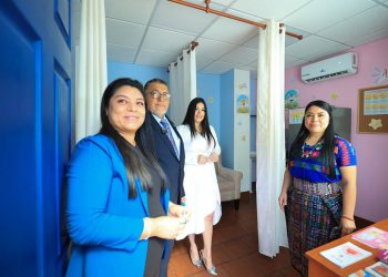 El ministro de Agricultura y funcionarias de diferentes entidades muestran el Espacio Amigo de la Lactancia Materna del MAGA.