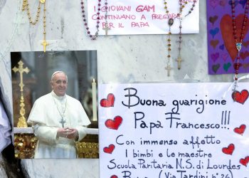 Junto a la estatua de Juan Pablo II frente al hospital Gemelli, donde se encuentra el papa Francisco, se han colocado mensajes con deseos por su pronta recuperación.