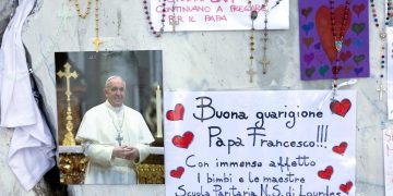 Junto a la estatua de Juan Pablo II frente al hospital Gemelli, donde se encuentra el papa Francisco, se han colocado mensajes con deseos por su pronta recuperación.