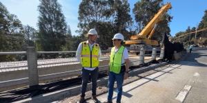 El ministro de Comunicaciones, Miguel Ángel Díaz, supervisa los trabajos de construcción de segundo puente en el km 17.5 de la ruta al Pacífico.