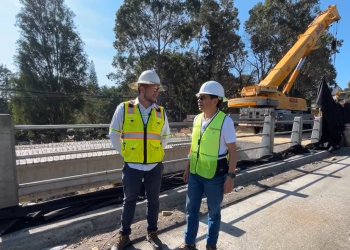El ministro de Comunicaciones, Miguel Ángel Díaz, supervisa los trabajos de construcción de segundo puente en el km 17.5 de la ruta al Pacífico.