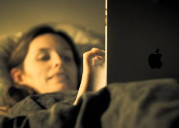 Estudio señala que ver pantallas luego de acostarse aumenta significativamente el riesgo de insomnio.