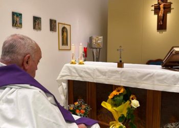 El Vaticano difindió este domingo la primera fotografía del papa Francisco desde que fue hospitalizado el 14 de febrero.