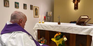 El Vaticano difindió este domingo la primera fotografía del papa Francisco desde que fue hospitalizado el 14 de febrero.