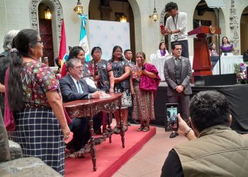 El presidente Bernardo Arévalo sanciona la ley que beneficia a las comadronas con un estipendio de 400 quetzales.