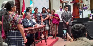 El presidente Bernardo Arévalo sanciona la ley que beneficia a las comadronas con un estipendio de 400 quetzales.