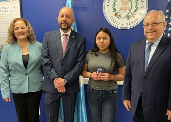 Durante la inauguración del centro de impresión de pasaportes, el canciller Martínez compartió con guatemaltecos residentes en Dallas.