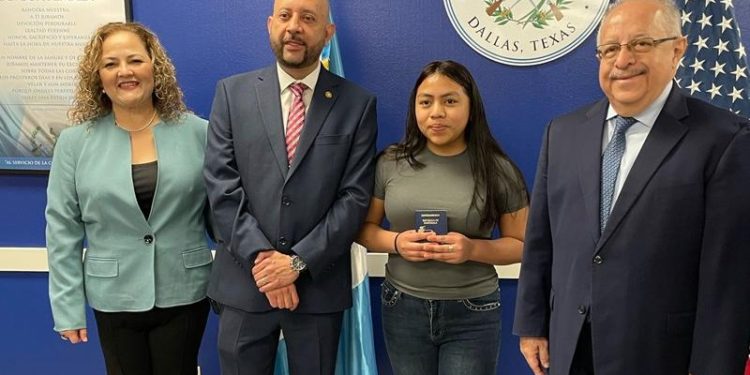 Durante la inauguración del centro de impresión de pasaportes, el canciller Martínez compartió con guatemaltecos residentes en Dallas.