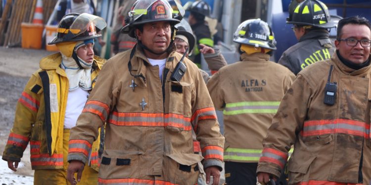 Para sofocar incendio en Sumpango, Sacatepéquez, fueron necesarios 120 elementos de distintos cuerpos de socorro. / Foto: Luis Ochoa.