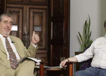 Presidente Arévalo dialoga con el ministro de Gobernación, Francisco Jiménez. / Foto: Antonio Ordóñez.