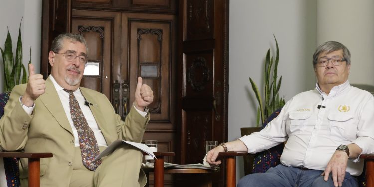 Presidente Arévalo dialoga con el ministro de Gobernación, Francisco Jiménez. / Foto: Antonio Ordóñez.