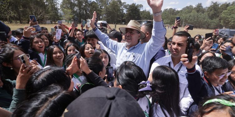 Presidente Bernardo Arévalo inaugura Becas por Nuestro Futuro
