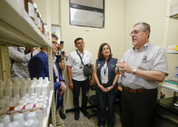 Presidente Bernardo Arévalo en habilitación de segunda farmacia Proam