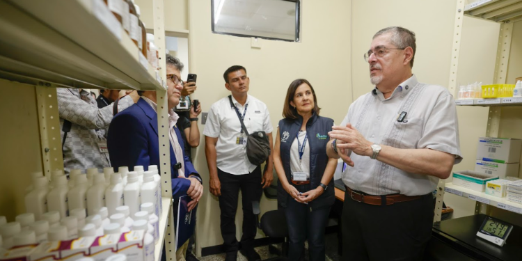 Presidente Bernardo Arévalo en habilitación de segunda farmacia Proam