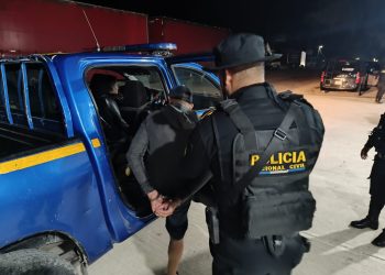 Presunto coyote fue capturado en Petén por trasladar a hondureños de forma irregular. / Foto: PNC.