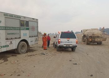 Unidades de bomberos y equipo de respuesta inmediata de la Conred ya se encuentran en el vertedero de AMSA.