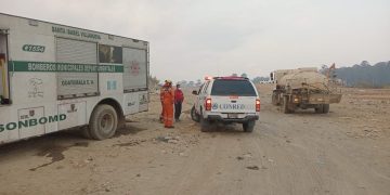 Unidades de bomberos y equipo de respuesta inmediata de la Conred ya se encuentran en el vertedero de AMSA.