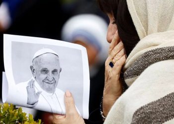 Además de su salud, las noticias falsas y las teorías de conspiración acechan al Papa Francisco.