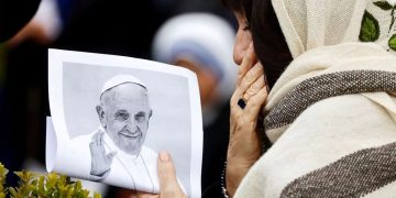 Además de su salud, las noticias falsas y las teorías de conspiración acechan al Papa Francisco.