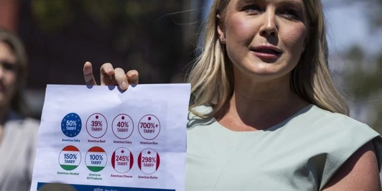 La portavoz de la Casa Blanca, Karoline Leavitt, muestra documento con aranceles a productos de EE. UU.