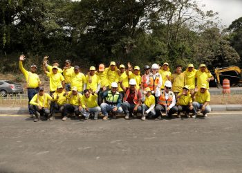 Uno de los grupos de trabajadores que participaron en las labores de rehabilitación de la autopista Palín-Escuintla.