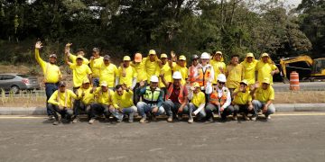 Uno de los grupos de trabajadores que participaron en las labores de rehabilitación de la autopista Palín-Escuintla.