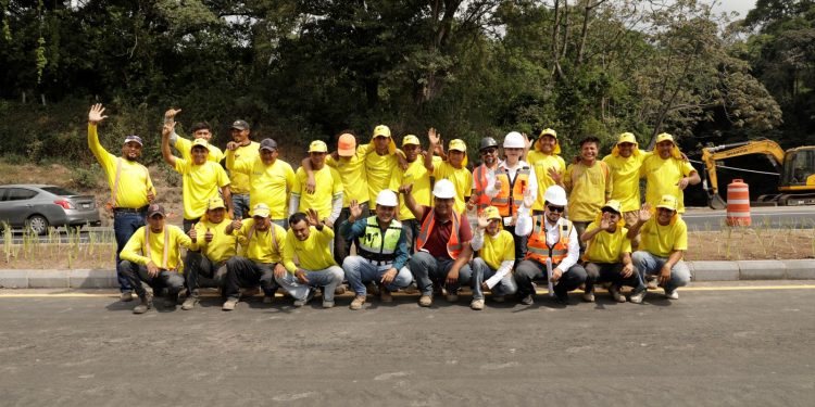 Uno de los grupos de trabajadores que participaron en las labores de rehabilitación de la autopista Palín-Escuintla.