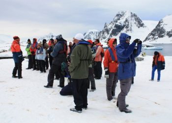 El aumento del turismo en la Atártida preocupa por el impacto para el medio ambiente.