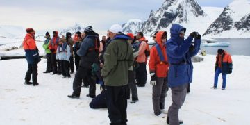 El aumento del turismo en la Atártida preocupa por el impacto para el medio ambiente.