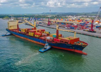 Trabajos de dragado profundo optimizarán servicios en muelles de Santo Tomás de Castilla. / Foto: Izabal TV.