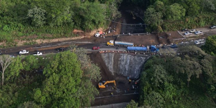 Trabajos en autopista Palín-Escuintla avanzan para que la ruta quede habilitada antes de Semana Santa. / Foto: CIV.