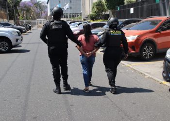 Una de las dos presuntas secuestradoras capturadas por secuestro. / Foto: PNC.