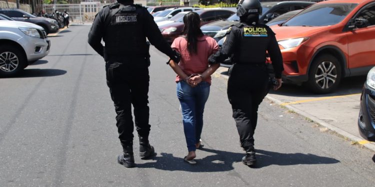 Una de las dos presuntas secuestradoras capturadas por secuestro. / Foto: PNC.