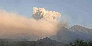 La actividad del volcán de Fuego se intensificó este domingo por la noche, por lo que las autoridades empezaron las labores de evacuación.